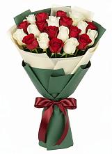 Букет Микс из красных и белых роз в Языково