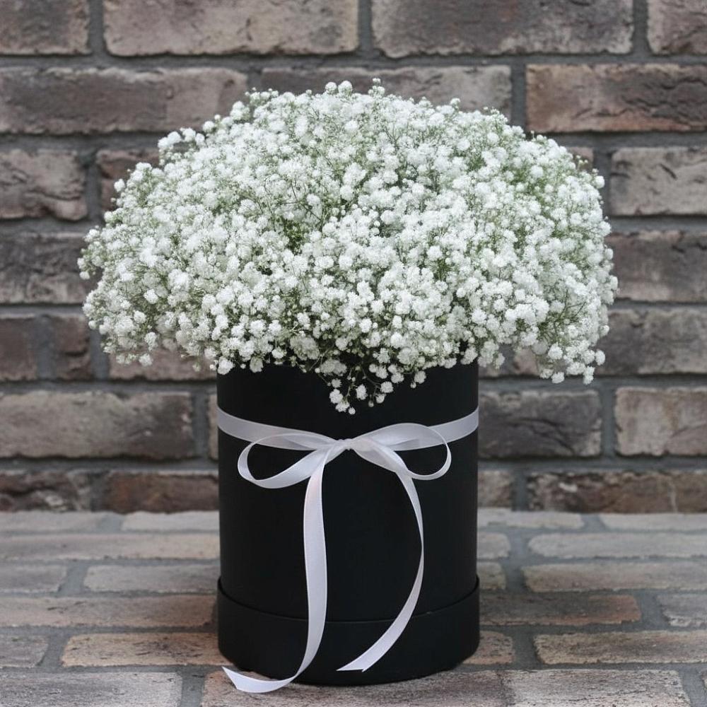 Цветочная композиция из Гипсофила в шляпной коробке в Языково