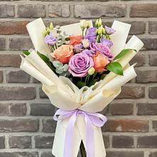 Букет цветов из:  Лизиантусы и Розы #REPLACE_PRED# Языково