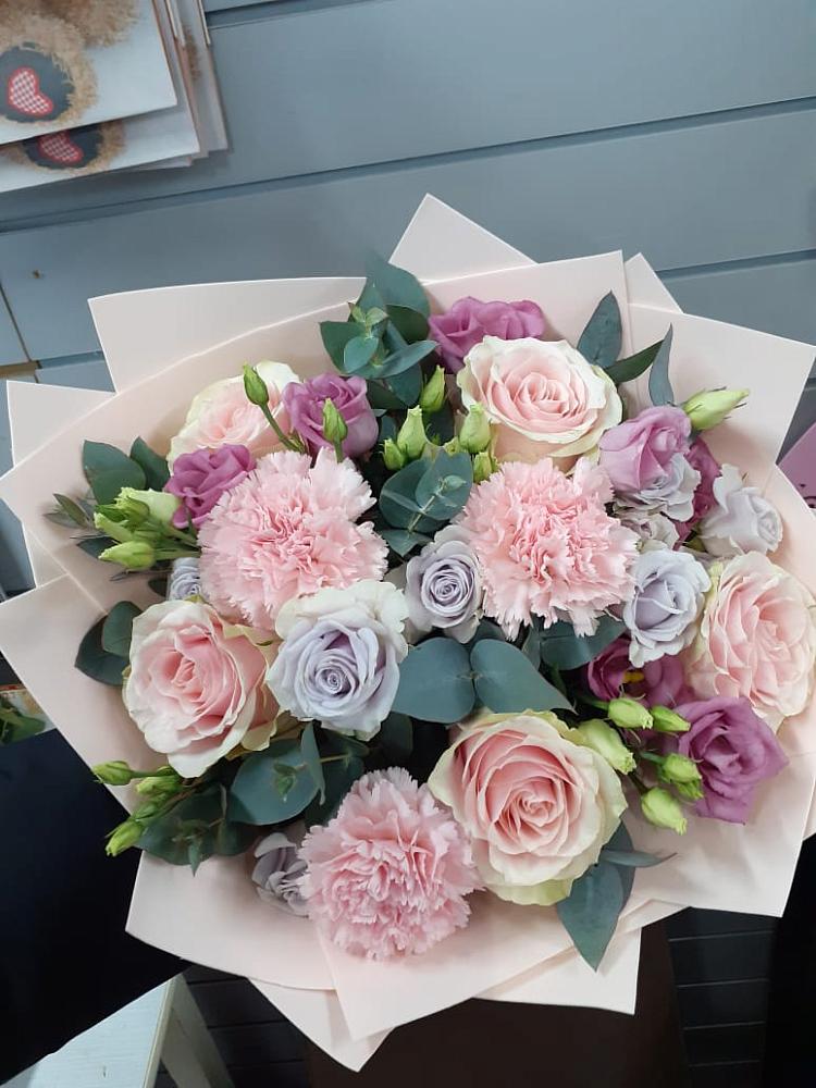 Букет цветов из: Розы, Гвоздики и Лизиантусы в Языково