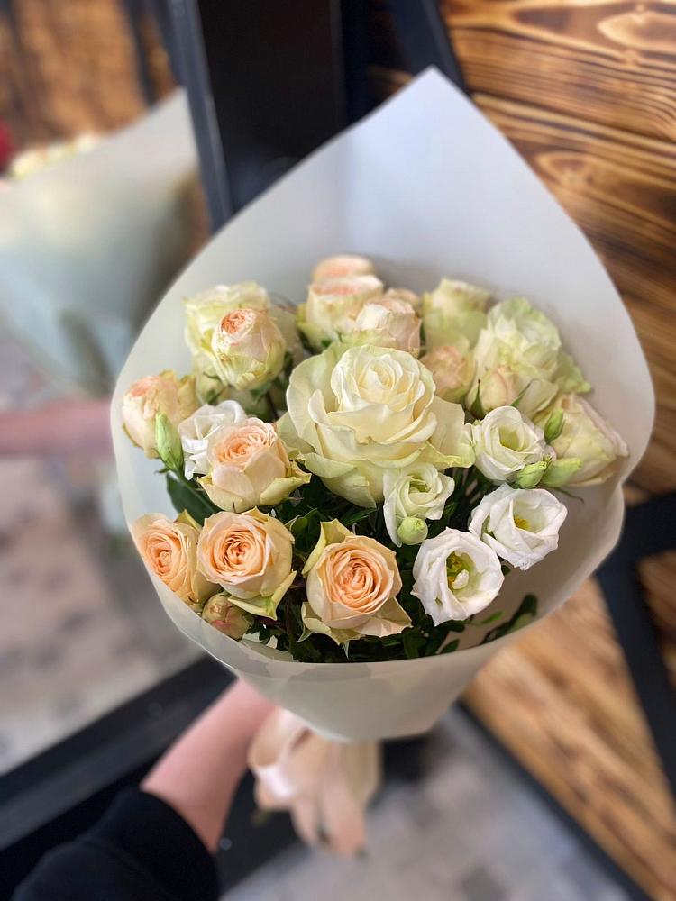 Букет цветов из: Розы и Лизиантусы в Языково